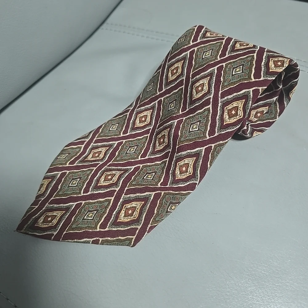 Banana Republic Diamond Pattern Tie Mens Necktie Burgundy and‎ Olive